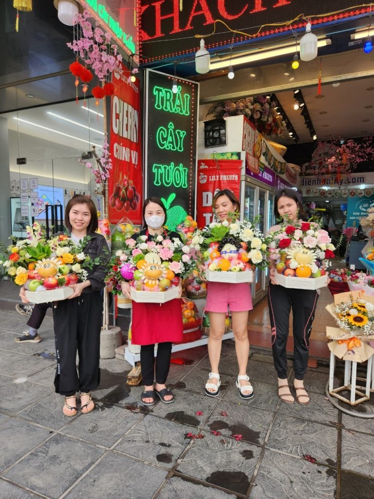 Các học viên của khóa học giỏ trái cây tại Lily Fruits.